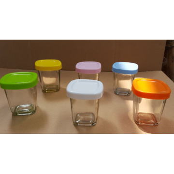 Tarro de cristal con leche vidrio con tapas de diferentes colores